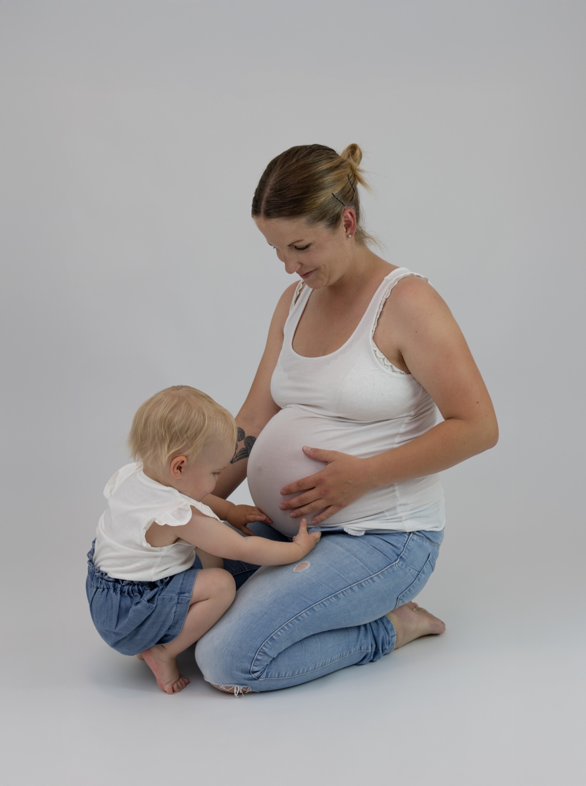 Gravid mamma och barn i färg