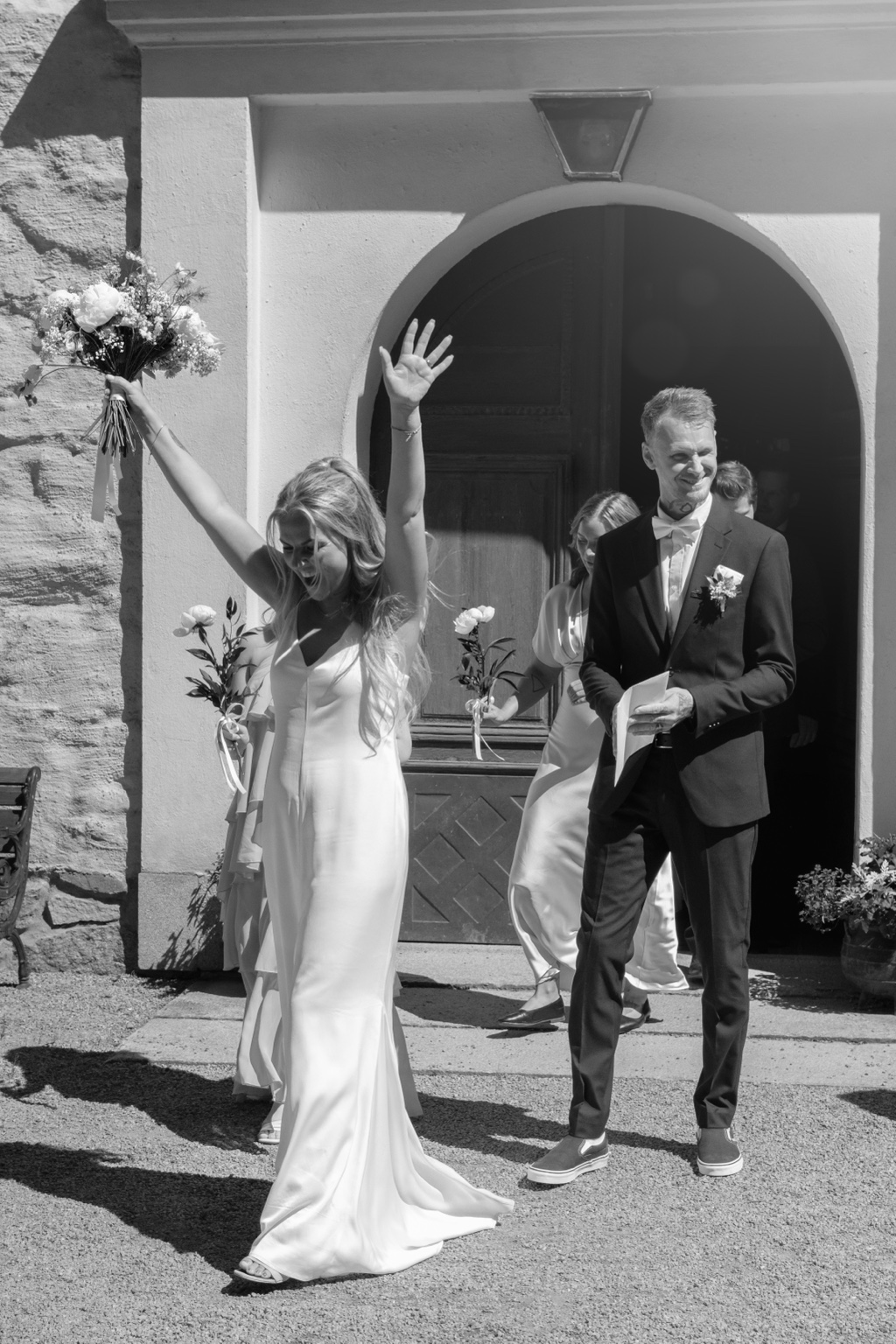 Samma bröllopsfotografi i svartvitt